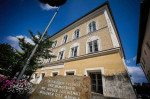 21.08.2021, Braunau am Inn, AUT, Fototermin, Braunau History, Unterwegs in Oberösterreich, im Bild der Mahnstein vor dem