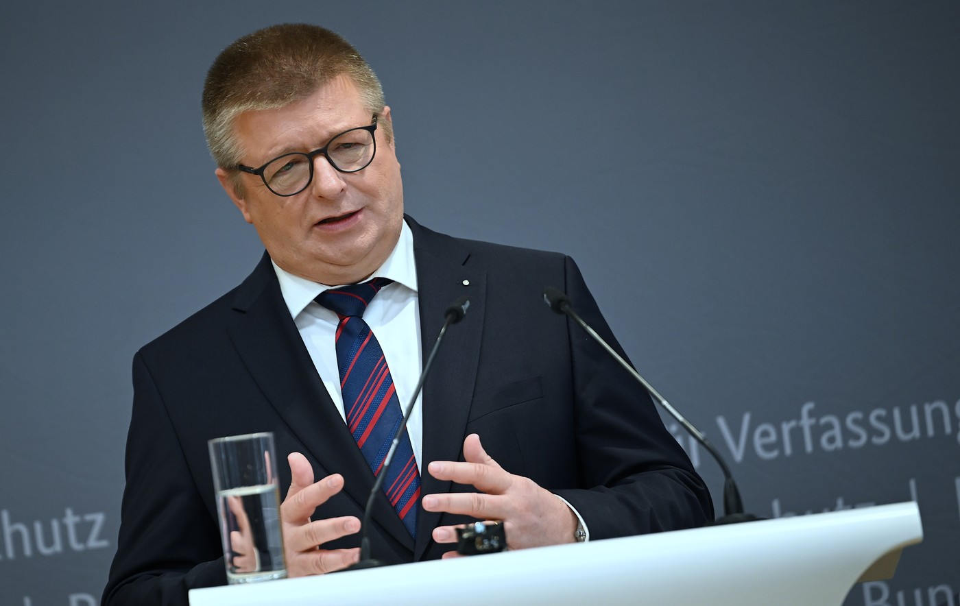 Șeful BfV cere înainte de europarlamentare mai multe resurse pentru a detecta cum finanțează Rusia extrema dreaptă