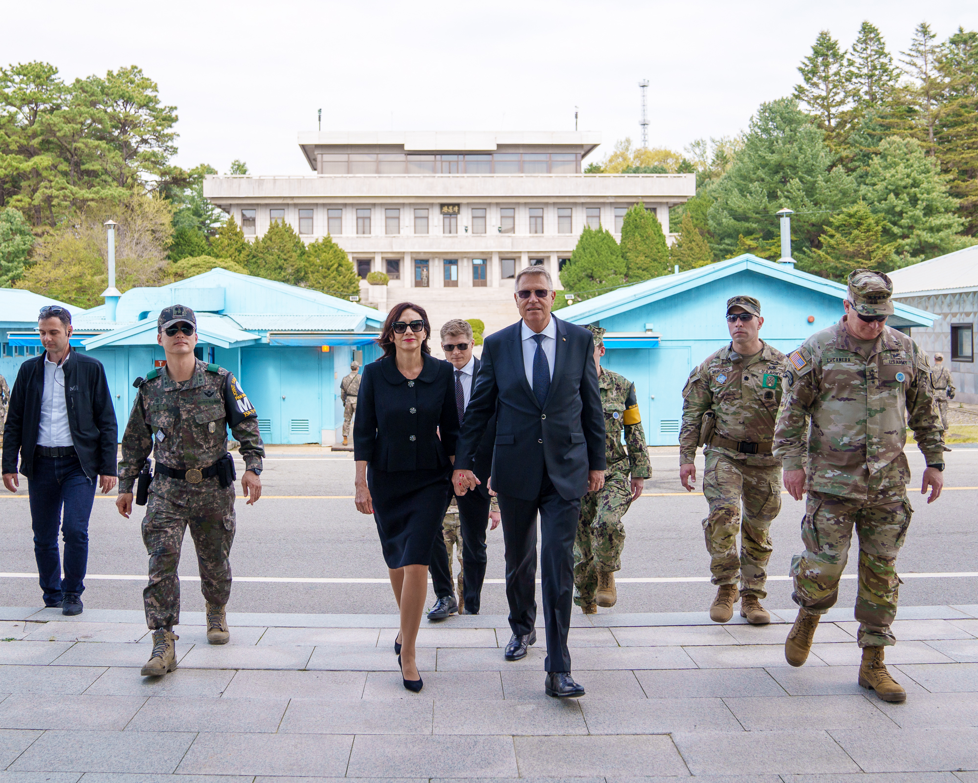 Primele imagini cu Klaus Iohannis în Coreea de Sud. A vizitat zona demilitarizată împreună cu soția sa