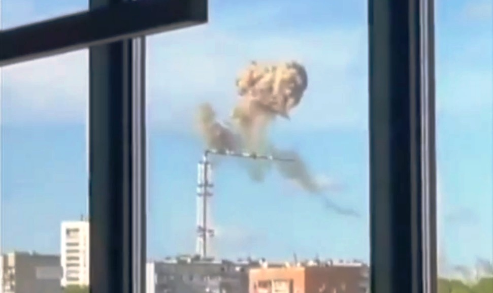Turnul TV de 240 de metri din Harkov a fost rupt în două după un atac cu rachetă al Rusiei