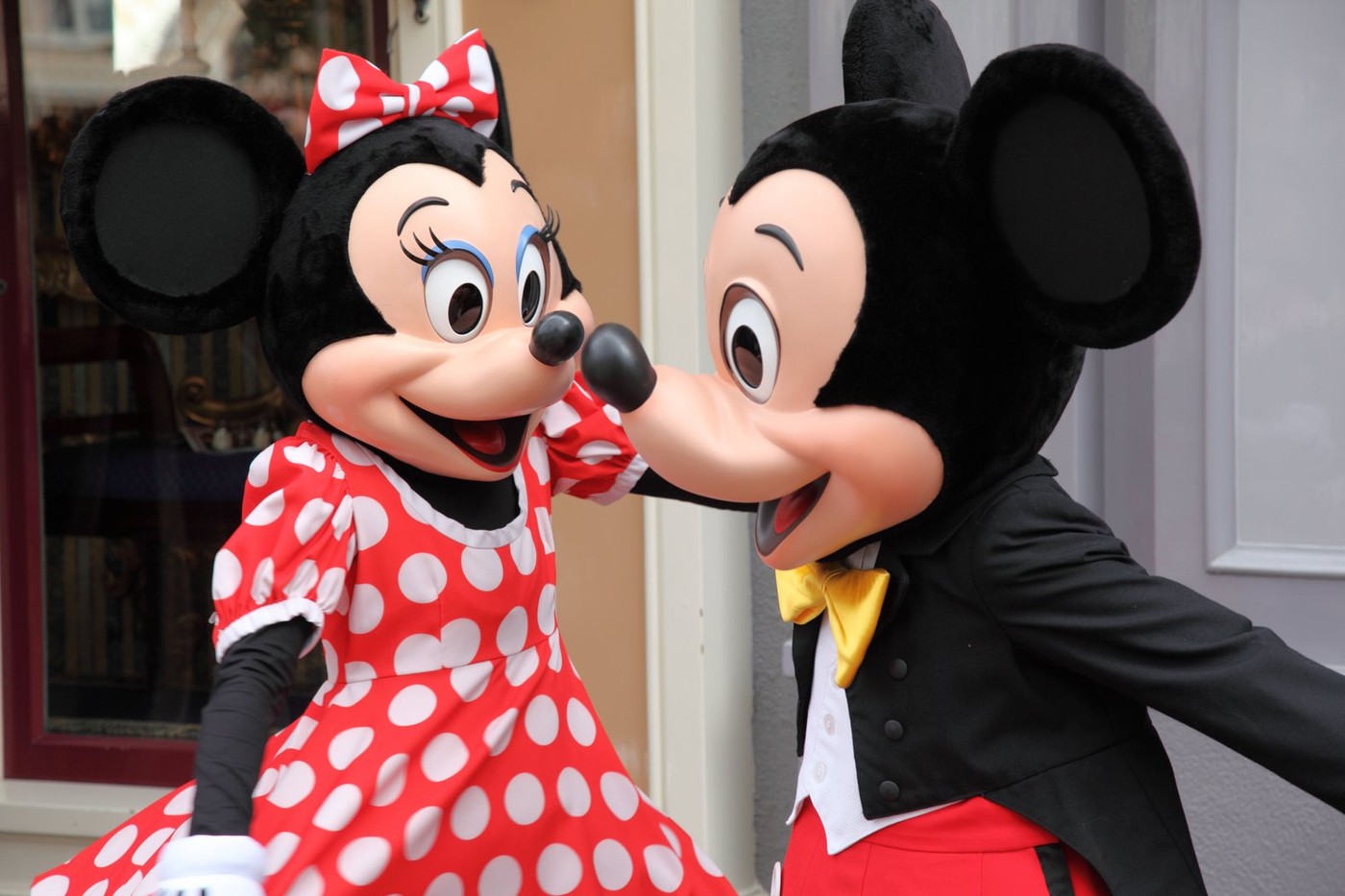 Un român se îmbrăca în Mickey Mouse ca să jefuiască familiile pe străzile din Bologna. O avea alături și pe Minnie Mouse