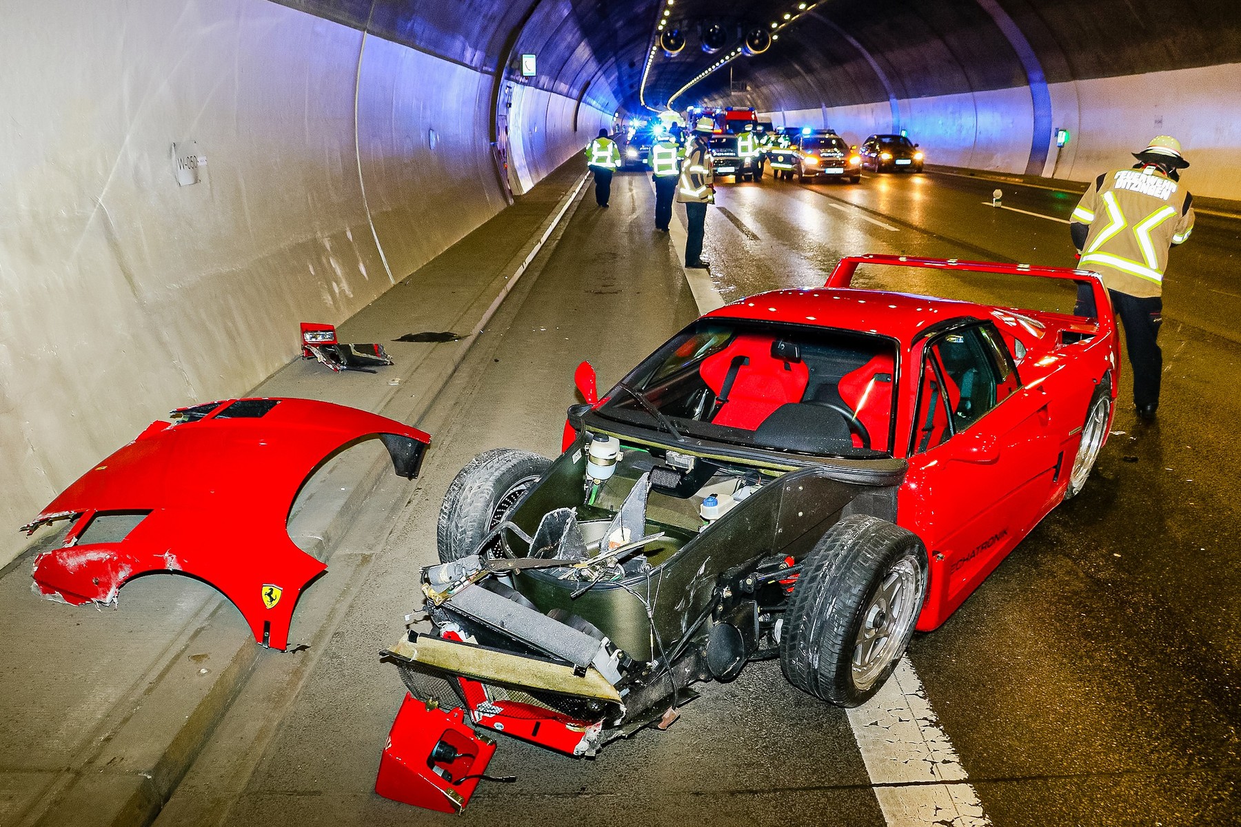 FOTO Un angajat a făcut praf un Ferrari de 3 milioane de euro în timp ce îl ducea la o expoziție, în Germania