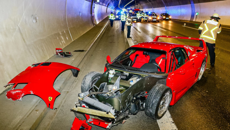 accident in tunel cu un ferrari rosu