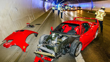 accident in tunel cu un ferrari rosu