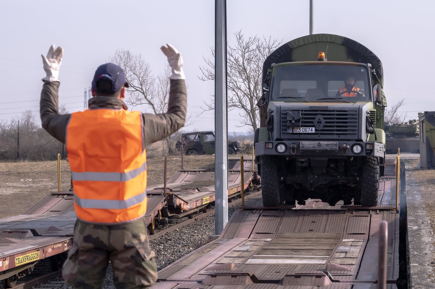 Echipament donat de Estonia pentru Ucraina va tranzita România. Militarii ucraineni se vor antrena cu acesta în țară