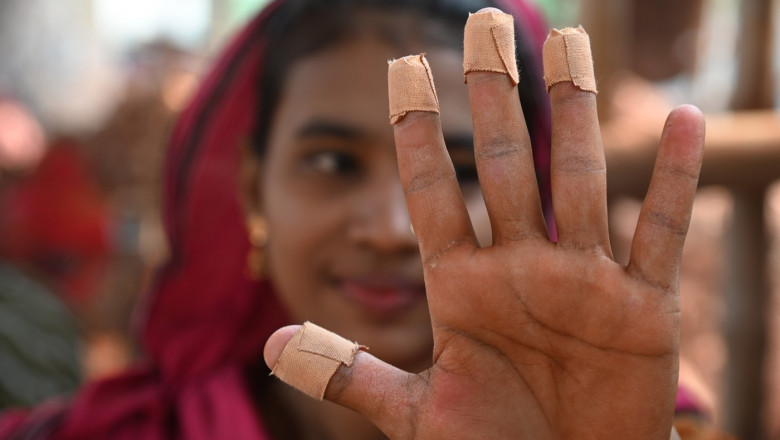 Bangladeshi women, Men and Childs break bricks in Dhaka