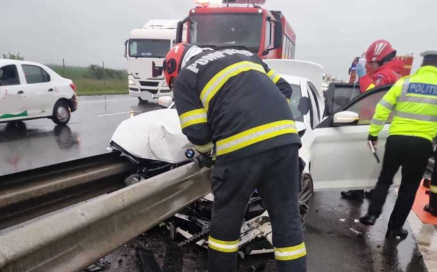 FOTO. Un șofer a murit după ce a intrat cu mașina în parapetul metalic dintre sensurile de mers ale A1