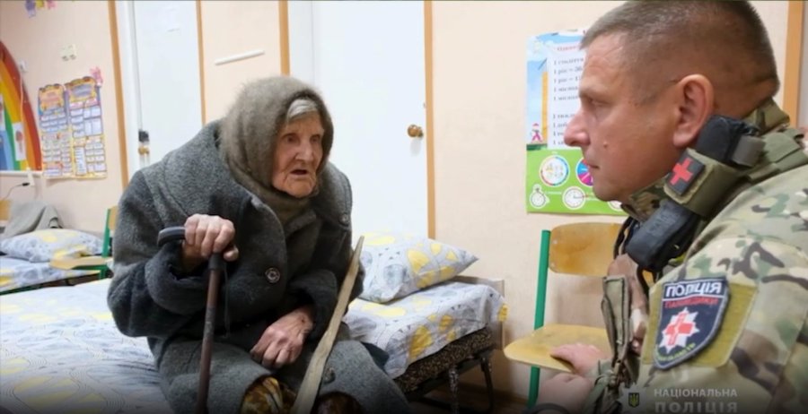 O ucraineancă de 98 de ani a supraviețuit miraculos după ce a mers 10 km prin zonele de război din Donețk