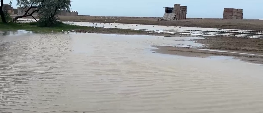 O plajă din Constanța s-a transformat într-o baltă uriașă după ploile din oraș. Imagini de pe litoral cu o zi înainte de minivacanță