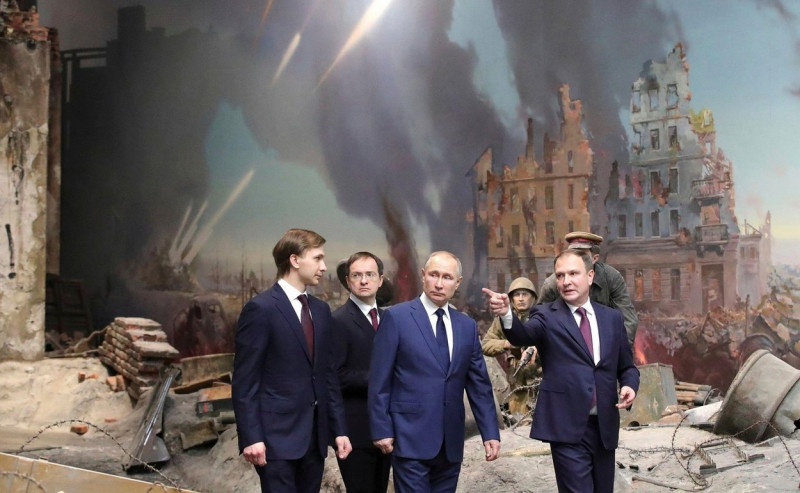 Moscow, Russia. 28th Jan, 2021. Russian President Vladimir Putin, presidential aide Vladimir Medinsky and museum director Alexander Shkolnik, visit the Victory Museum on Poklonnaya Hill January 28, 2021 in Moscow, Russia. Putin marked the 77th anniversary