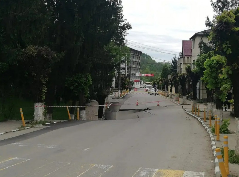 PSD şi PNL se acuză reciproc pentru surparea străzii din Slănic Prahova