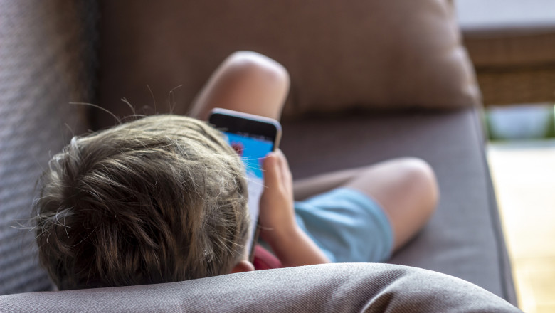 Experți din Franța: Copiilor sub 11 ani ar trebui să le fie interzis să aibă un telefon mobil, cei sub 13 ani fără acces la internet