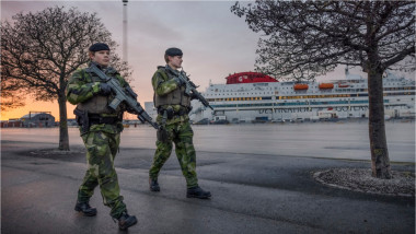 soldați suedezi patrulează într-un port din Gotland