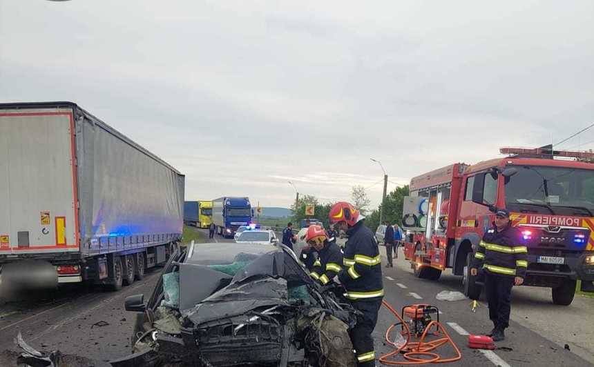 O tânără de 19 ani a murit într-un accident în care au fost implicate un autoturism şi un TIR, în Mehedinți