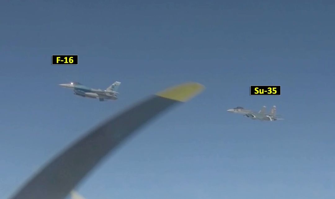 Un avion rusesc și unul american, filmate unul lângă celălalt deasupra Strâmtorii Bering