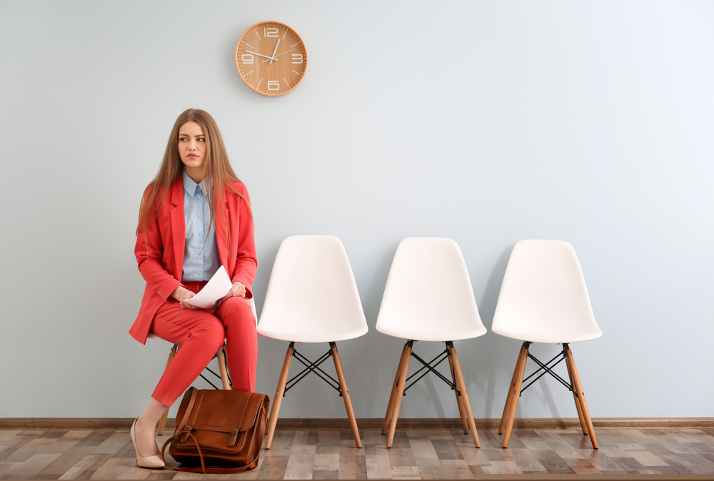 Unei femei i s-a cerut să se târască și să mugească la interviul pentru job. Experiențe bizare și umilitoare din procesul de recrutare