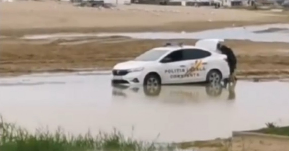  Doi polițiști încearcă să-și scoată mașina împotmolită pe plajă. Ce metode au folosit ca să nu-și ude pantofii|EpicNews