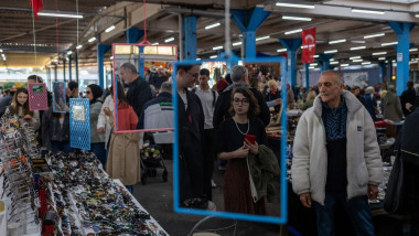 oameni in piata in turcia
