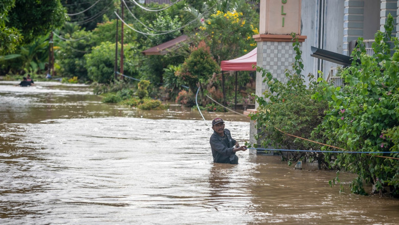 oameni evacuati in indonezia unde sunt inundatii