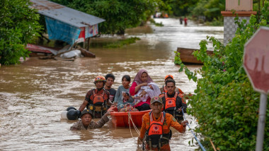 oameni evacuati in indonezia unde sunt inundatii