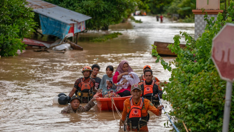 oameni evacuati in indonezia unde sunt inundatii