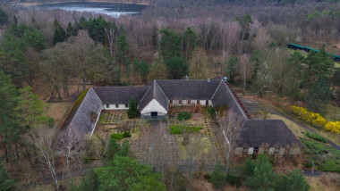 Wandlitz, Germany. 23rd Mar, 2024. The former villa of Reich Propaganda Minister Joseph Goebbels on the Bogensee site (aerial view with a drone). The Bogensee site north of Berlin includes the former Wilhelm Pieck FDJ High School and the villa of Reich Pr