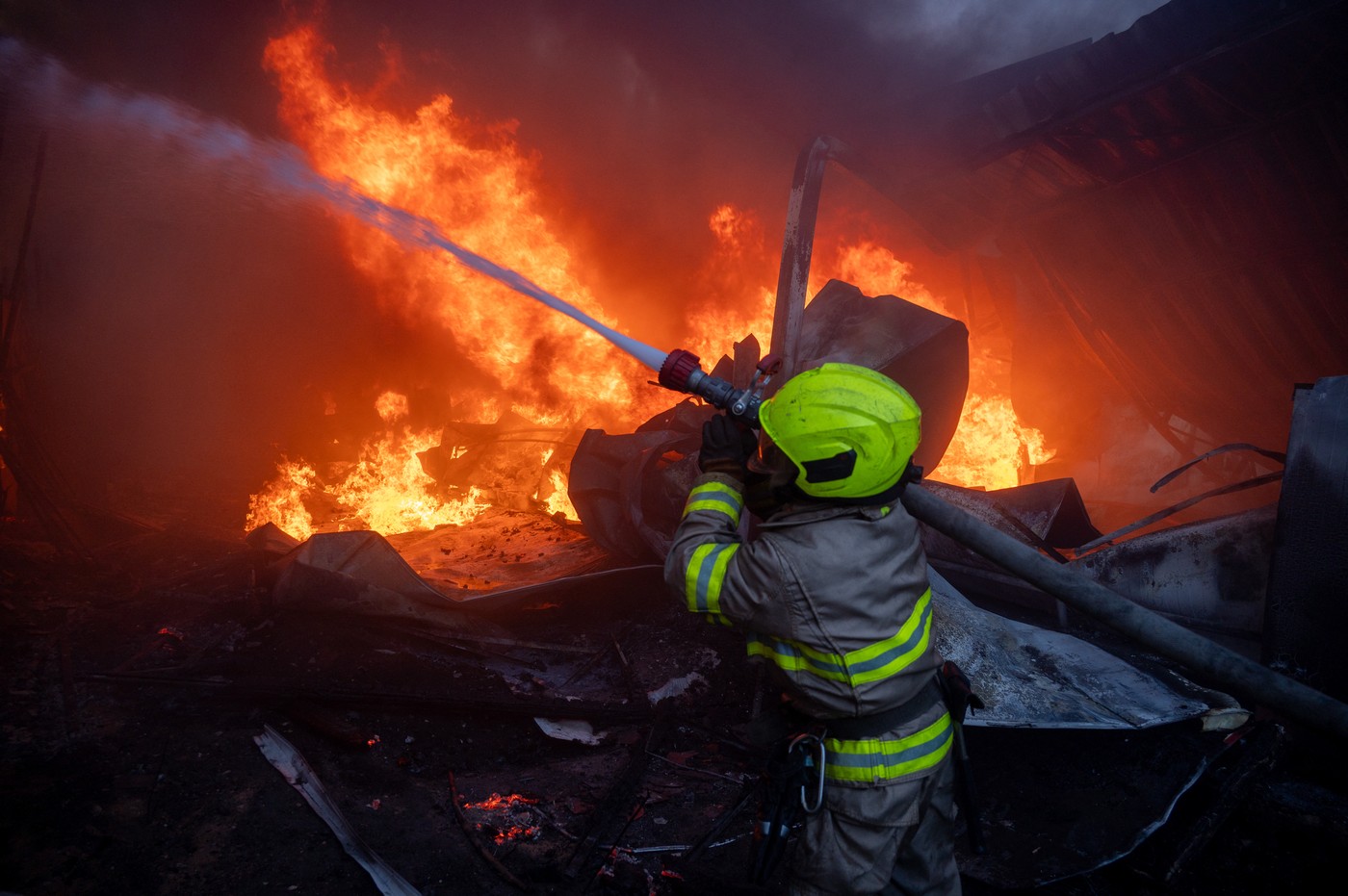 Incendii în Harkov, rușii au bombardat orașul în noaptea de Înviere, 2 morți și 6 răniți. Armata Kievului a distrus 23 de drone Shahed