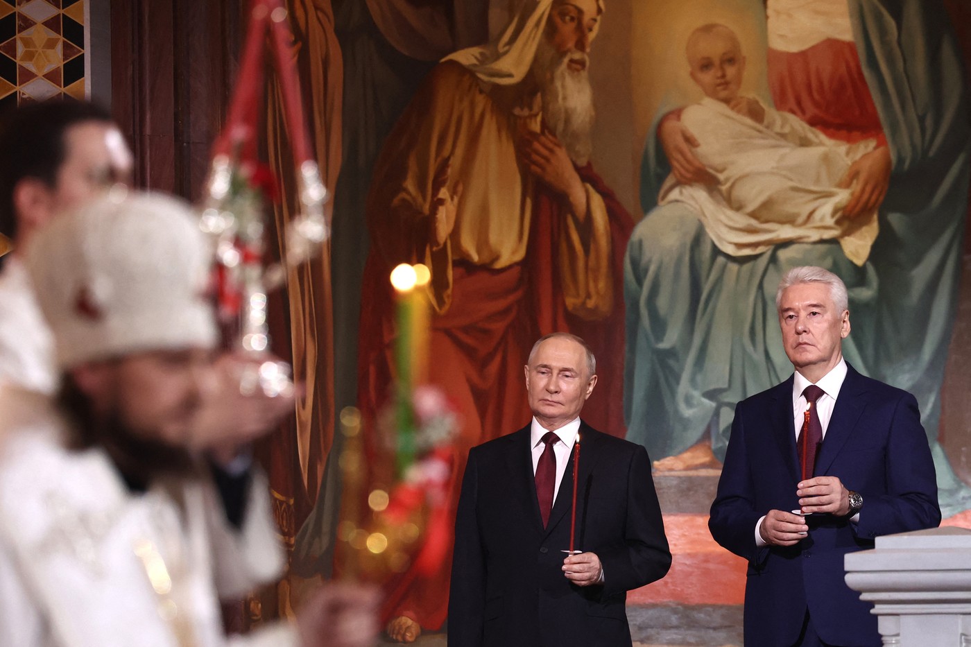 În timp ce armata lui bombarda Ucraina, Putin asista la slujba de Înviere