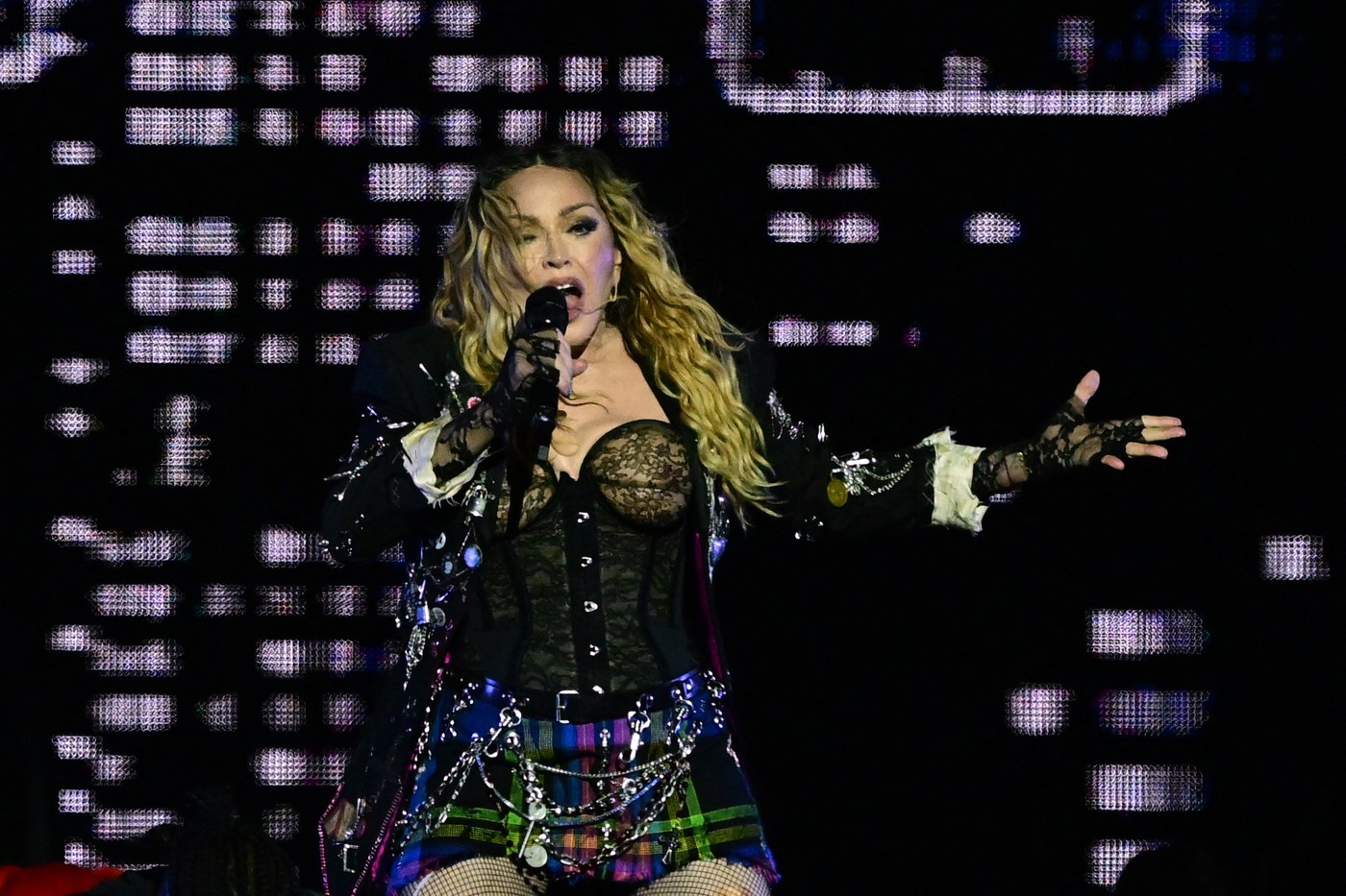 Madonna a dat un concert gratuit pe cea mai cunoscută plajă din Brazilia. 1,6 milioane de oameni au venit să o vadă