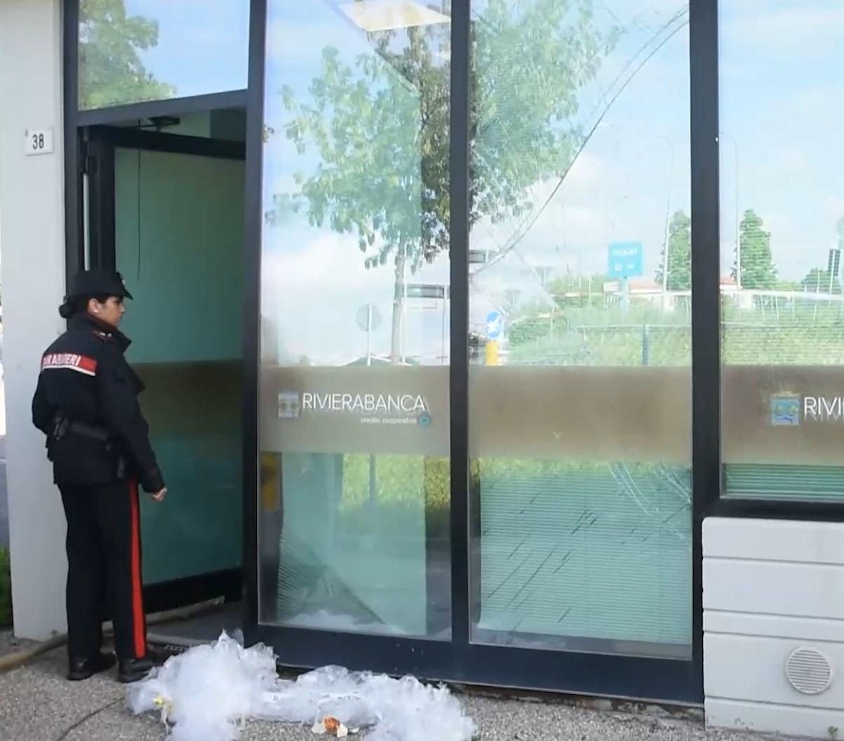 Un român a vrut să fure bani dintr-un bancomat din Italia și a rămas fără o mână