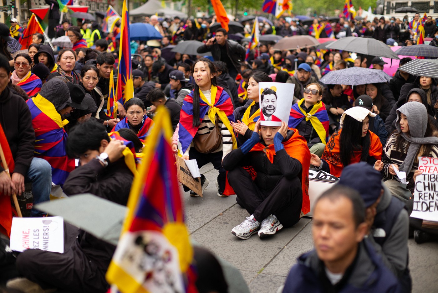 Dictatorul chinez, Xi Jinping, a fost primit la Paris de un protest al tibetanilor: „Ți-a trecut timpul, nu totalitarismului chinezesc”