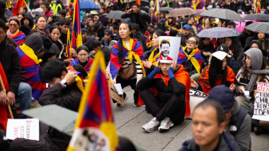 Tibetani la protest la Paris