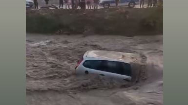 Ploile torențiale și grindina au făcut prăpăd în țară: Trei mașini au fost luate de ape în Prahova. Au fost trimise mesaje RO-Alert