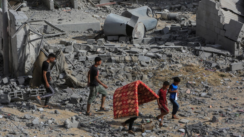 civili printre ruine in rafah