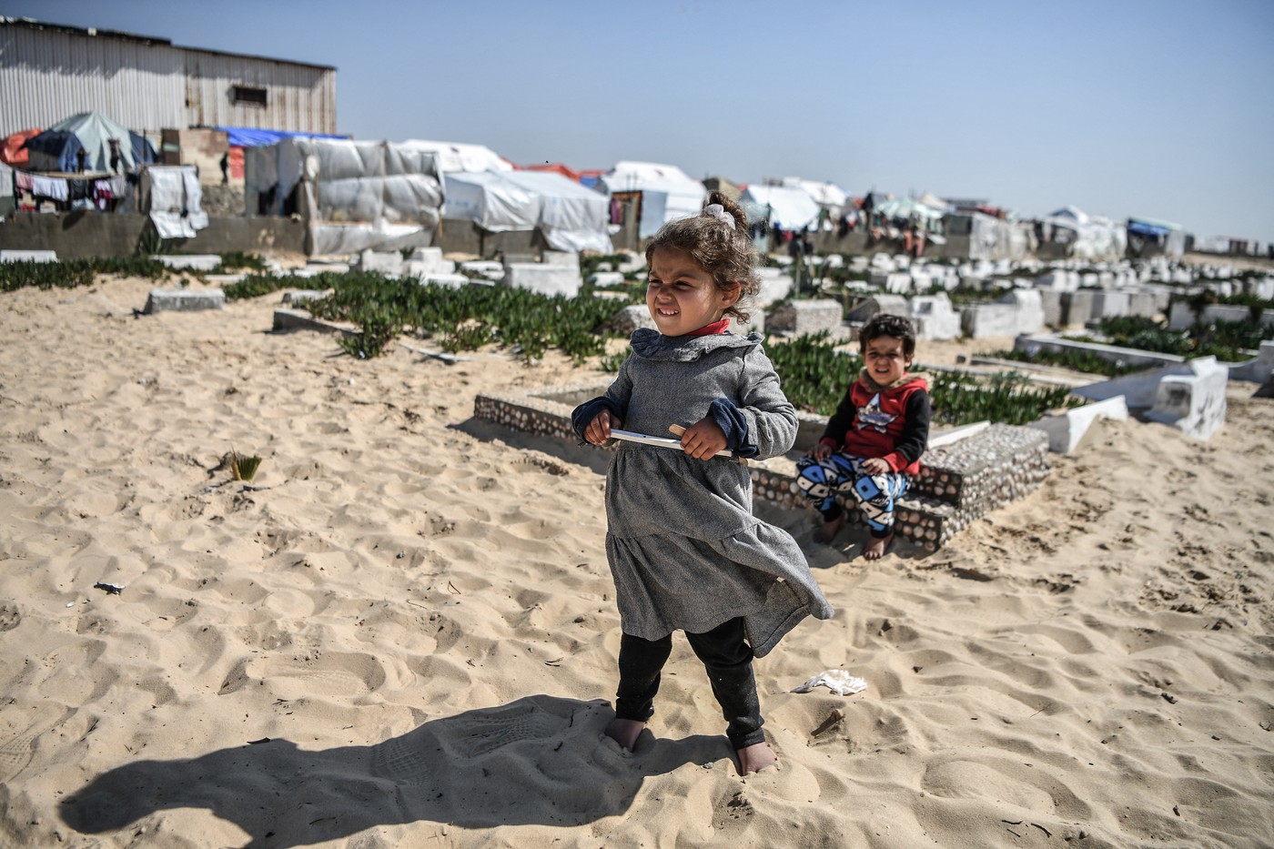 "Copiii se agață de mine, în timp ce câinii scormonesc în morminte". Mărturii teribile din Rafah, unde oamenii s-au refugiat în cimitir