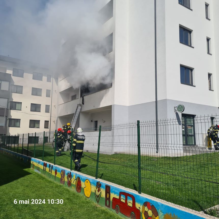Explozie urmată de incendiu într-un bloc din Iași. Totul a pornit de la o lumânare aprinsă lăsată nesupravegheată