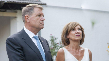 Cum-au-fost-surprinsi-Carmen-si-Klaus-Iohannis-in-timpul-liber.-Cei-doi-stiu-sa-se-relaxeze.-Foto