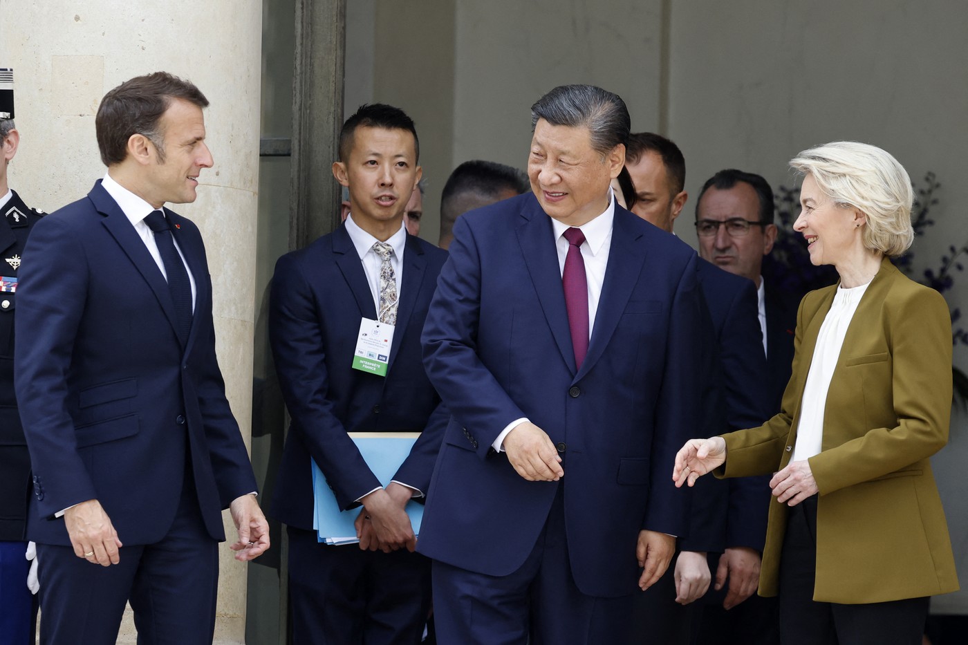 Xi Jinping e în Europa pentru prima oară după cinci ani și s-a întâlnit la Palatul Élysée cu Macron și șefa UE. Mizele acestei vizite
