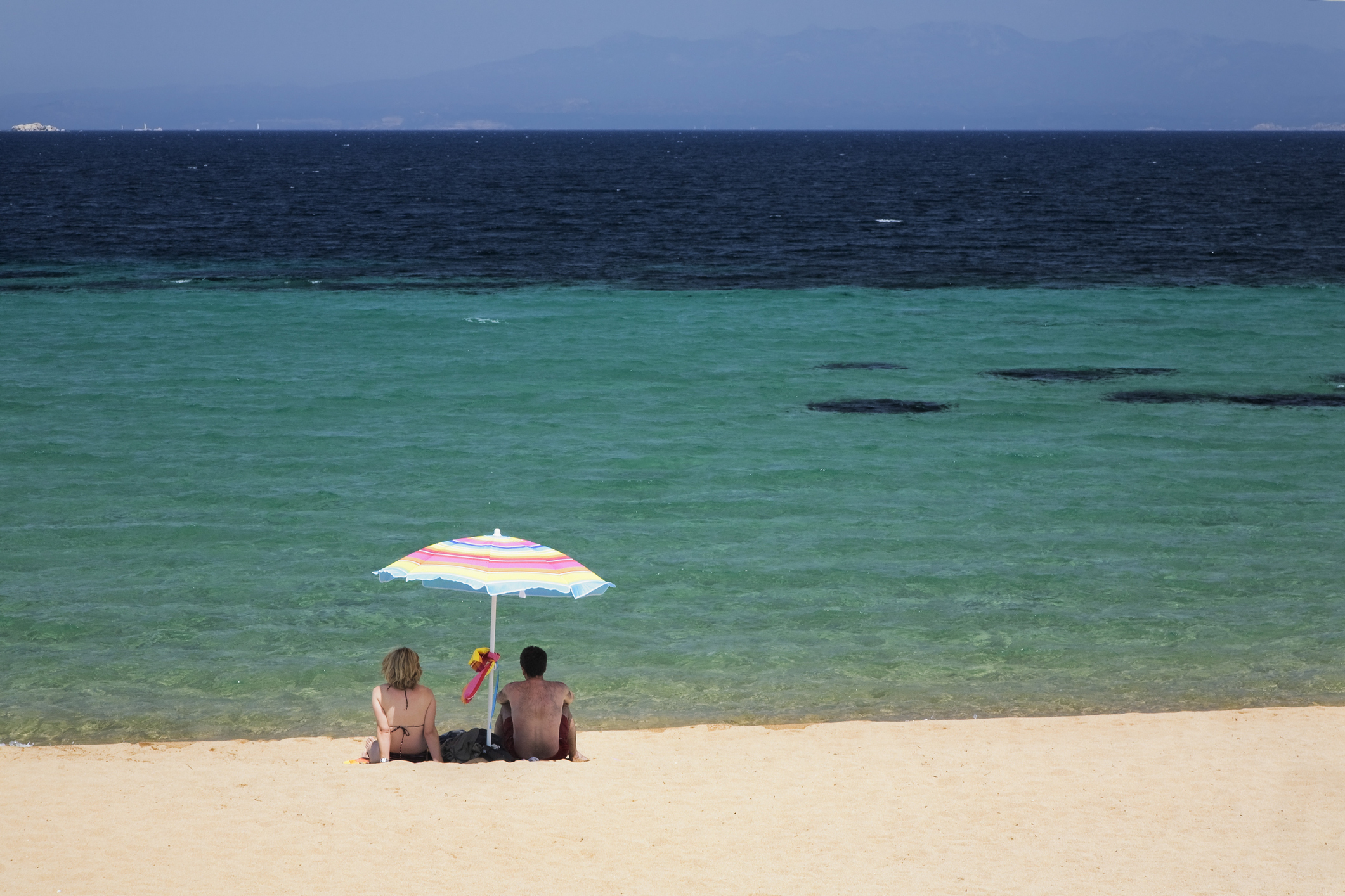 Oamenii se pot căsători complet dezbrăcați pe o plajă din Sardinia. Primarul a avut ideea și spune că motivele sunt serioase
