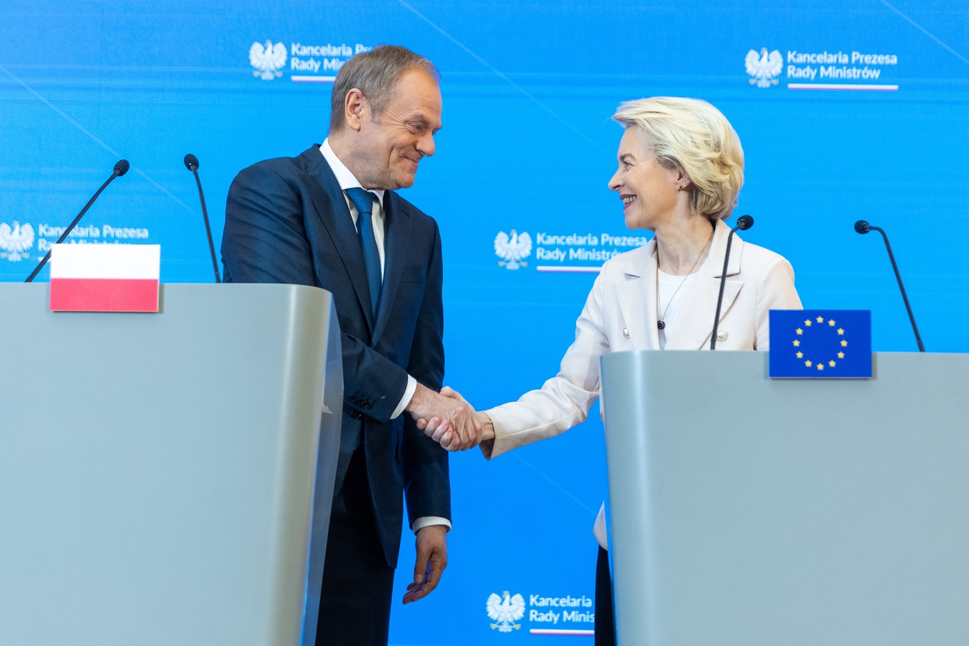 „Astăzi începe un nou capitol pentru Polonia”.  Comisia Europeană anunță că renunță la sancțiunile pentru încălcarea statului de drept
