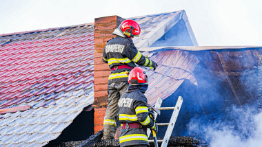 pompieri intervin la incendiul unei case