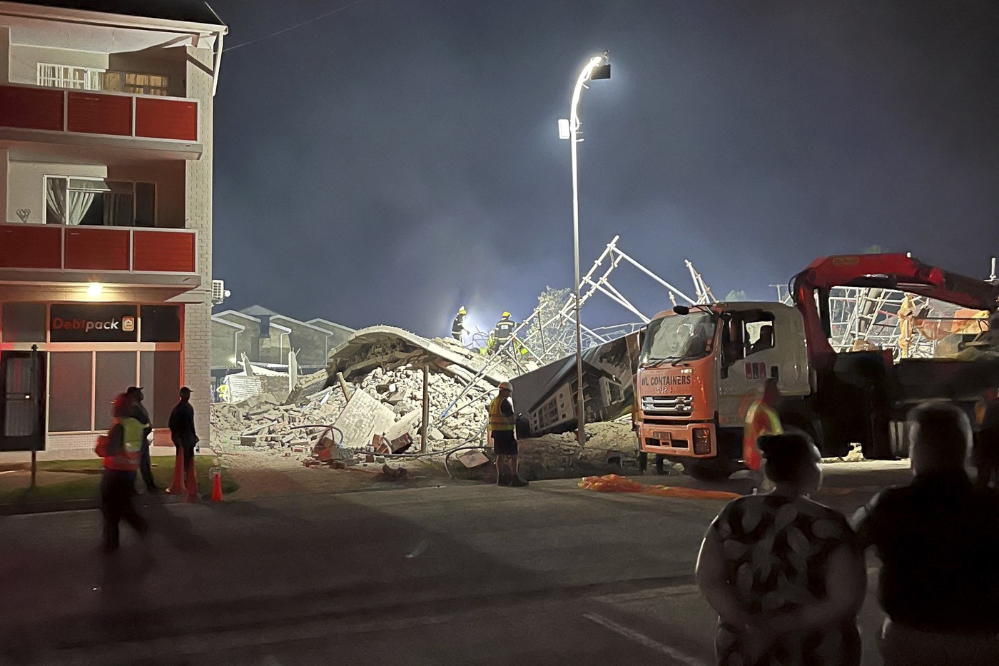 Un mort și 22 de răniți după ce un mall s-a prăbușit în Africa de Sud. Zeci de oameni sunt sub dărâmături