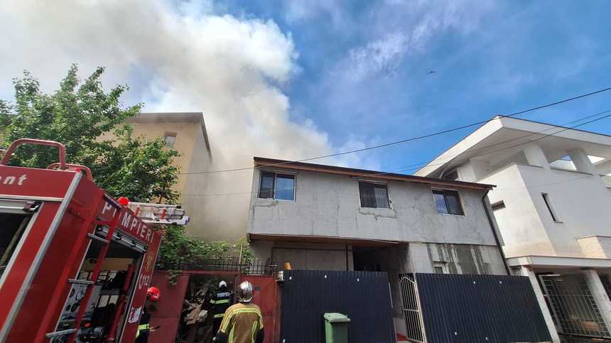VIDEO. Incendiu puternic la o casă din Sectorul 2 al Capitalei. O persoană a murit
