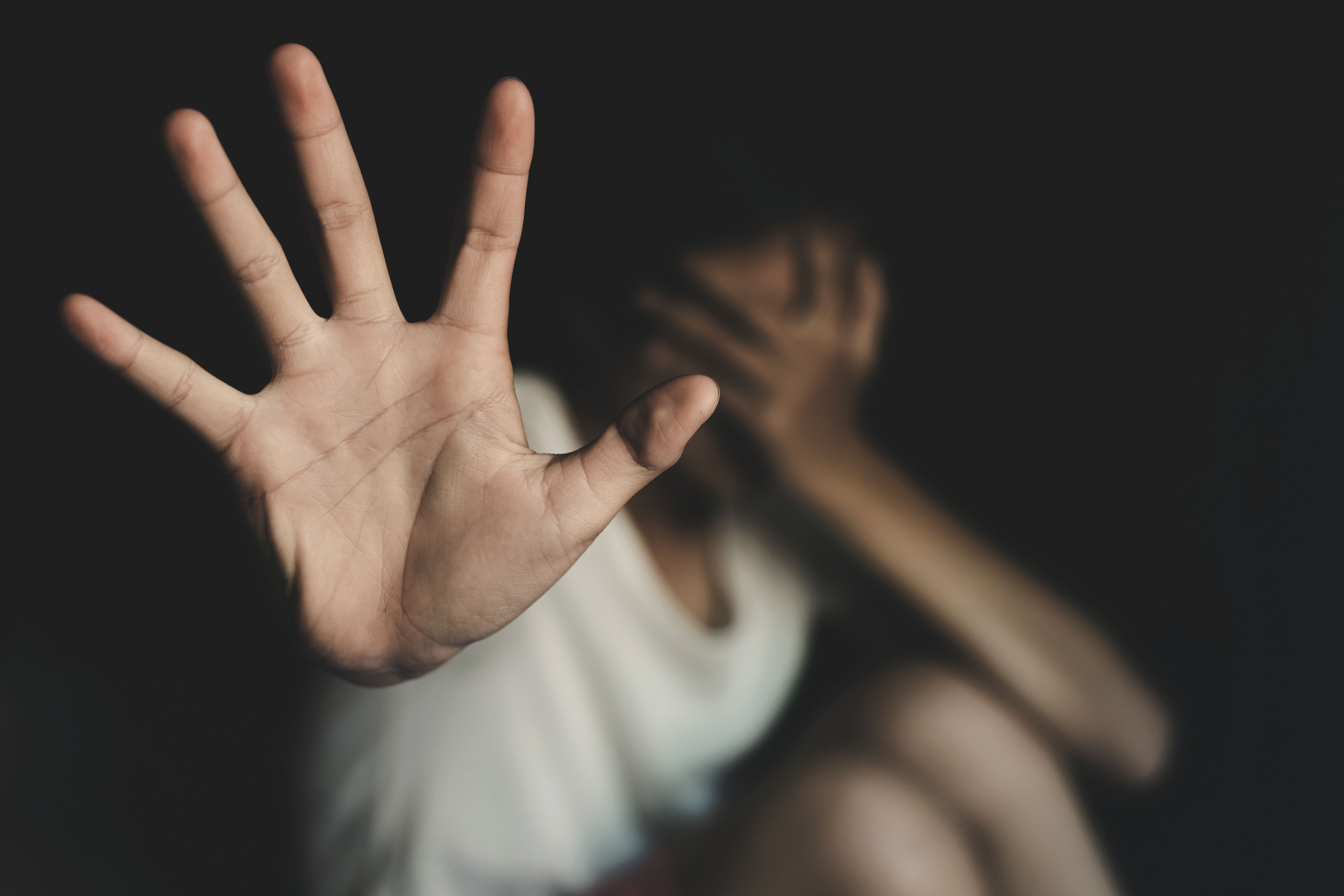 UE a adoptat prima legislație menită să combată violenţele la adresa femeilor. Ce prevede aceasta