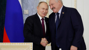 Putin îi strânge mâna lui Lukașenko