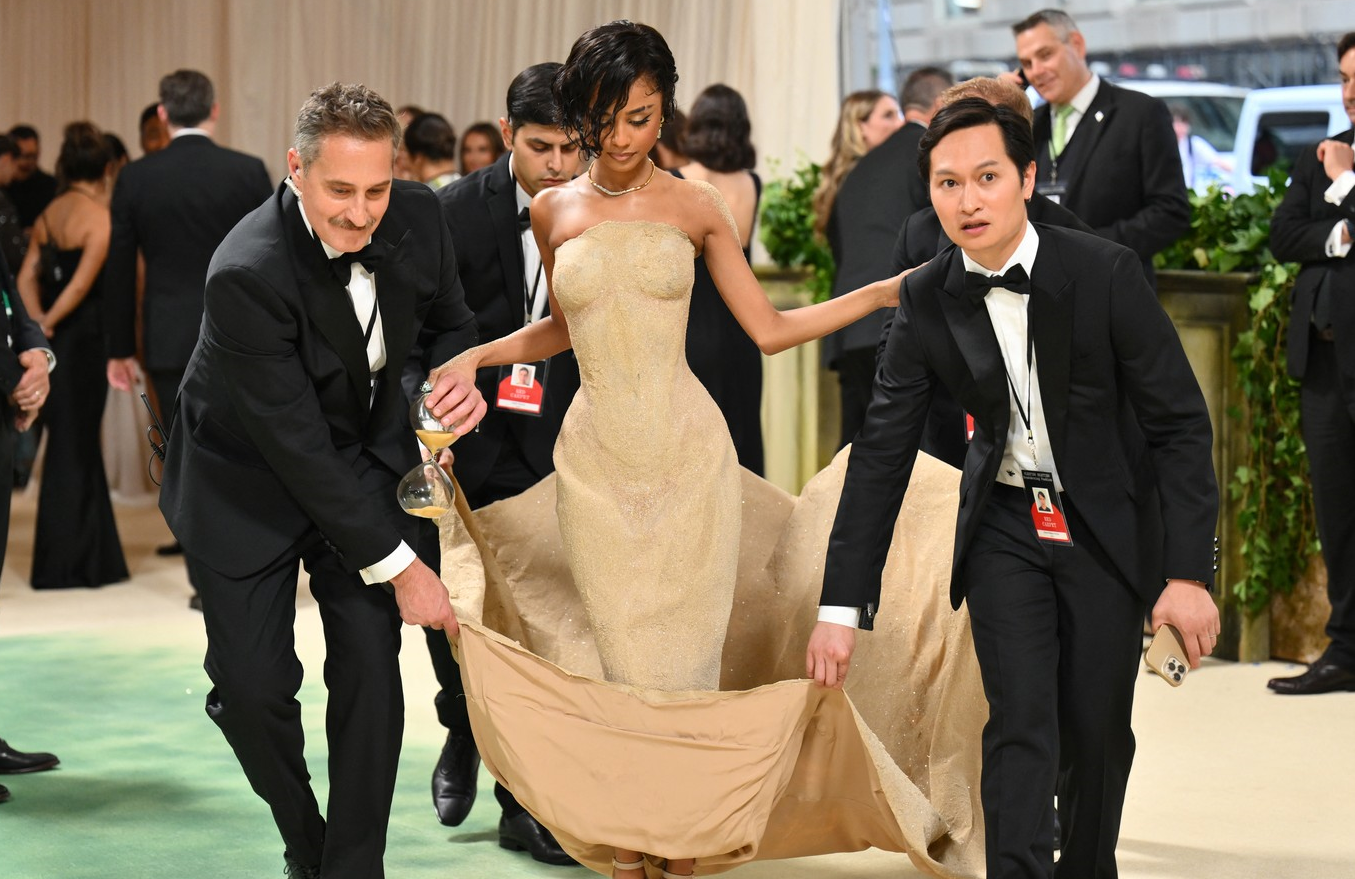 Tyla, apariție spectaculoasă la Met Gala 2024 într-o rochie mulată din nisip. Cântăreața a avut nevoie de ajutor ca să urce treptele