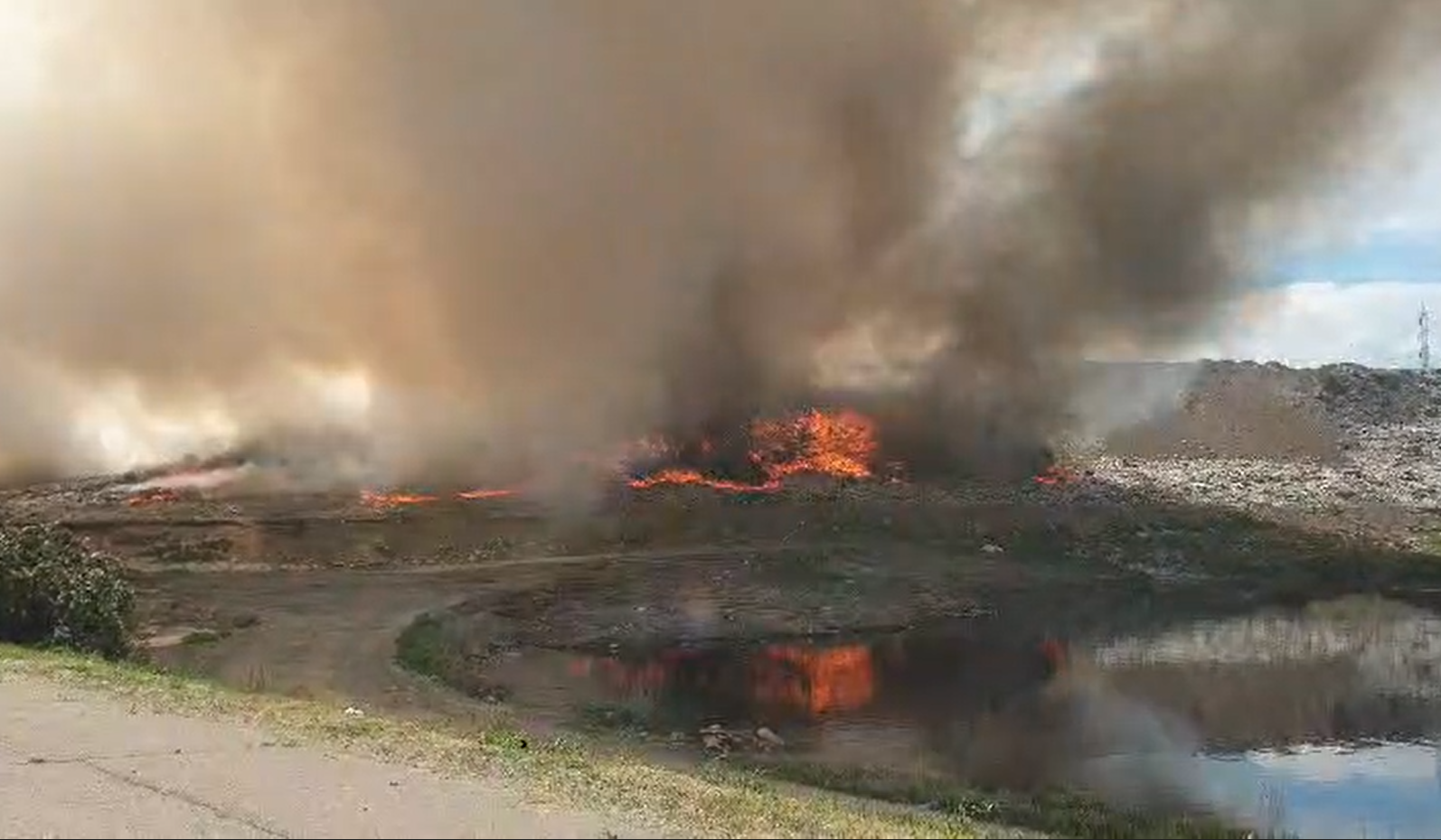 Incendiu la groapa de gunoi de lângă Galați. A fost emis mesaj RO-ALERT pentru locuitorii din zonă
