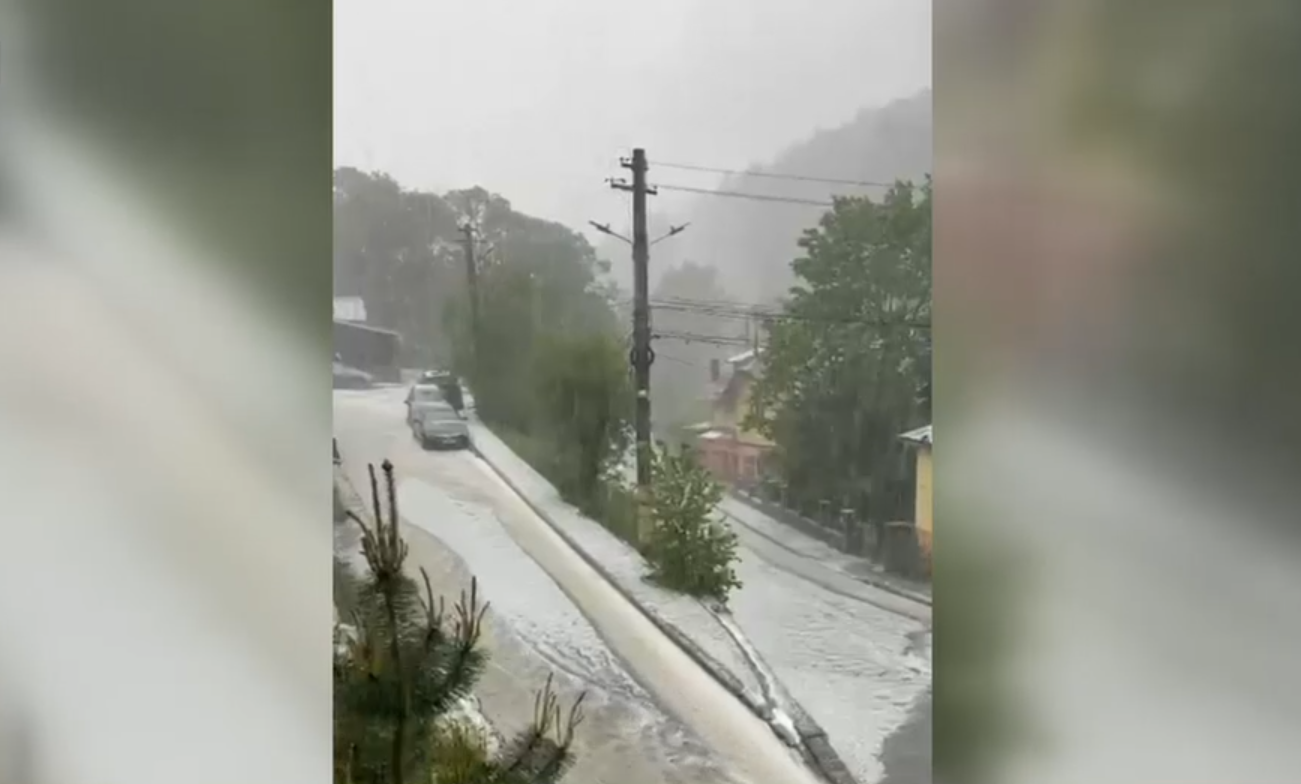 Grindină în Sinaia și inundații în județul Iași. Pompierii au intervenit pentru a îndepărta apa de pe DN1