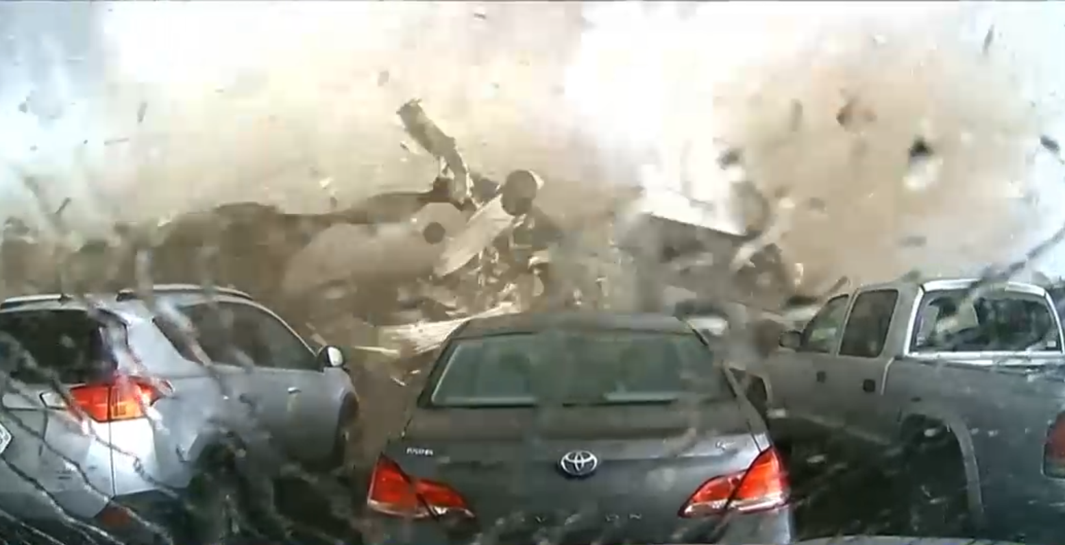 Imagini înfiorătoare cu o tornadă care distruge o clădire în 10 secunde
