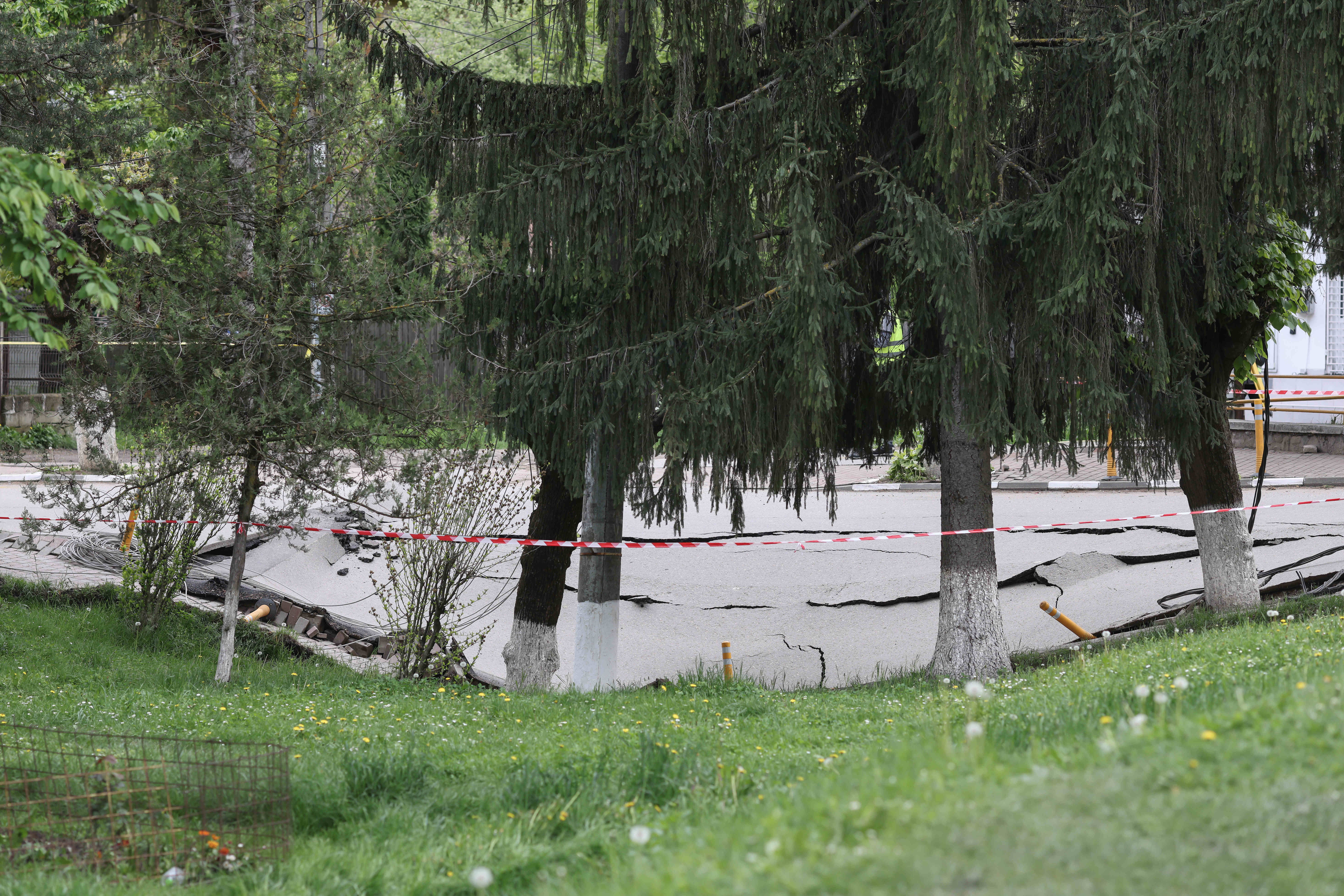 Încep forajele în zona craterului de la Slănic Prahova. Prefect: Blocurile nu sunt afectate